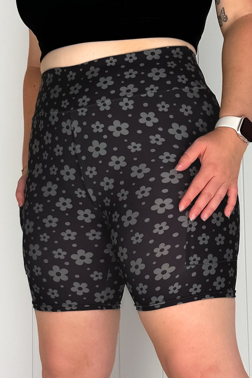 Black Daisy Confetti - Casual - Mid Shorts - Pockets