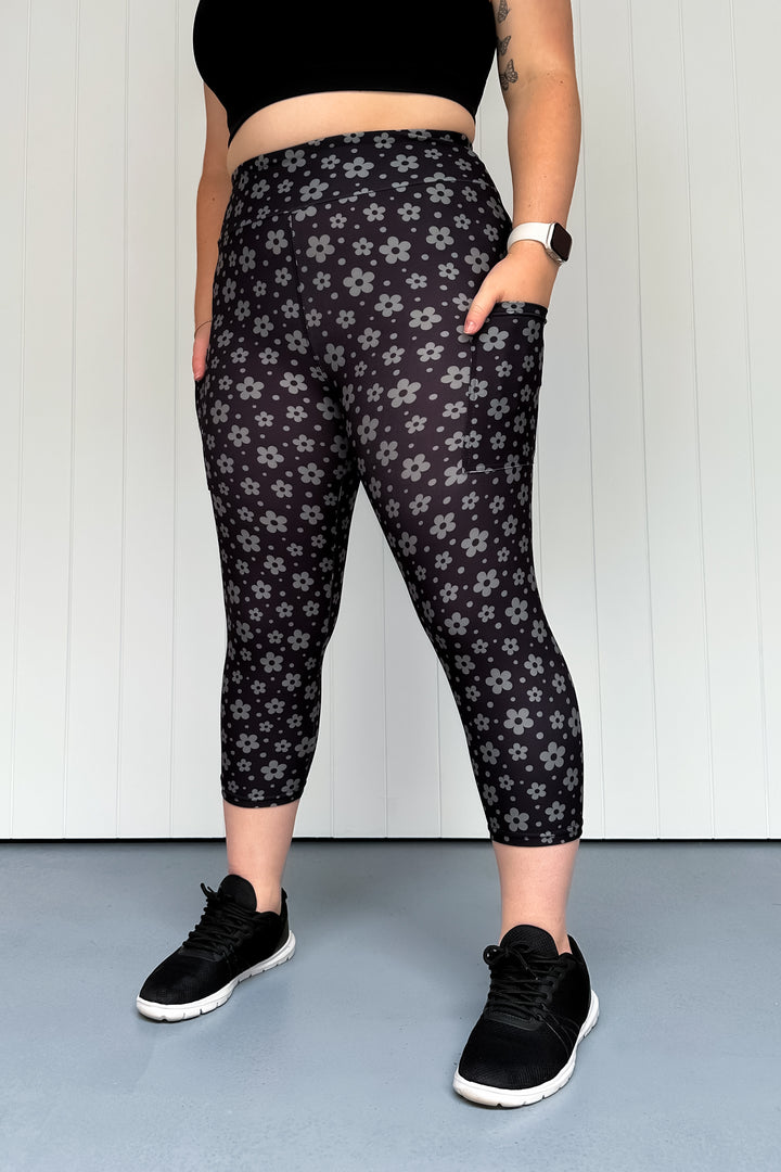 Black Daisy Confetti - Casual - Capri Leggings - Pockets