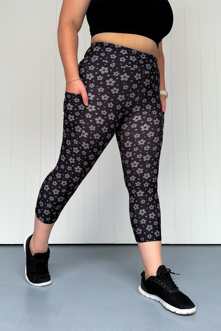 Black Daisy Confetti - Casual - Capri Leggings - Pockets
