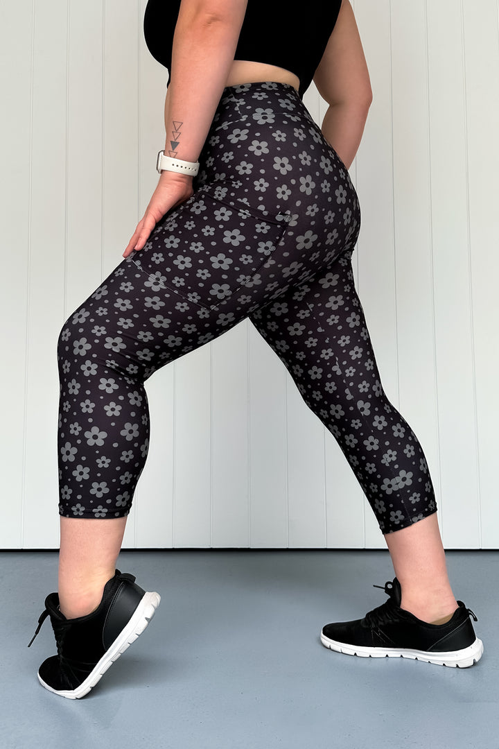 Black Daisy Confetti - Casual - Capri Leggings - Pockets