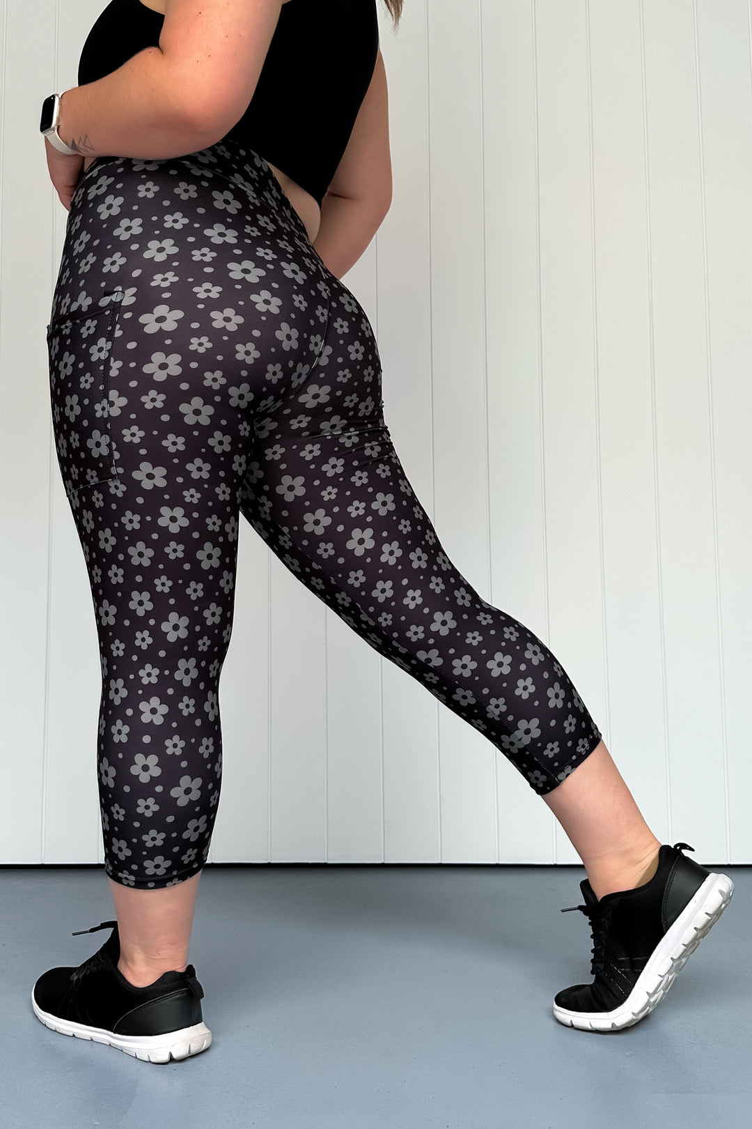 Black Daisy Confetti - Casual - Capri Leggings - Pockets