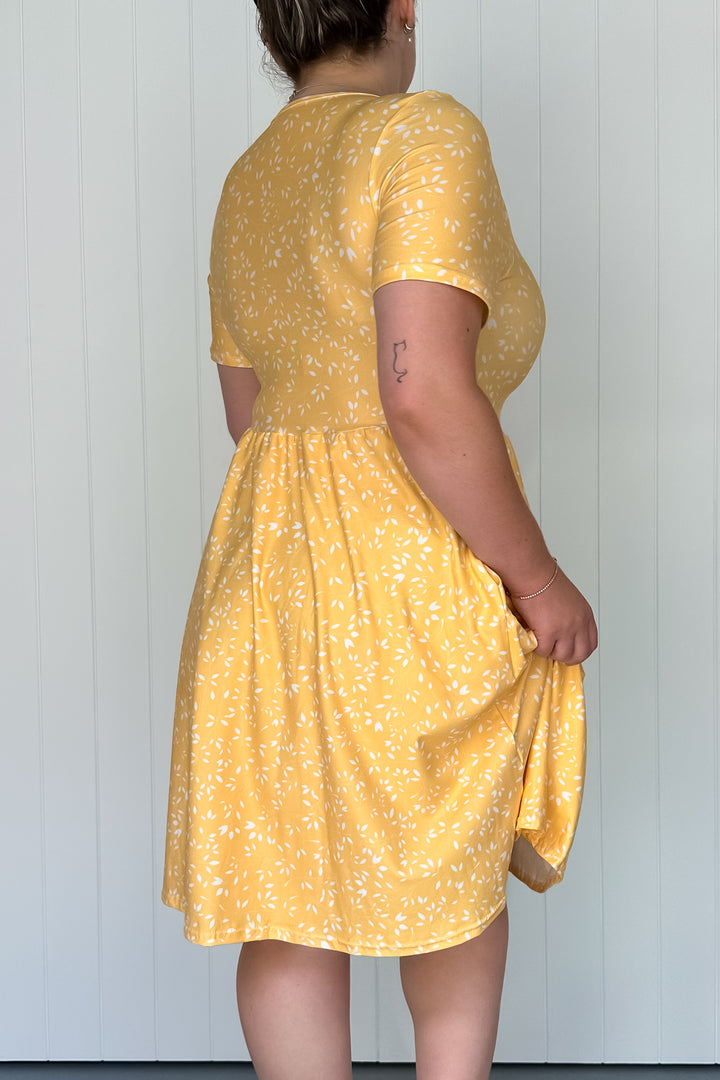 Lemon Petals - Knee Length Dress - Short Sleeve - Pockets