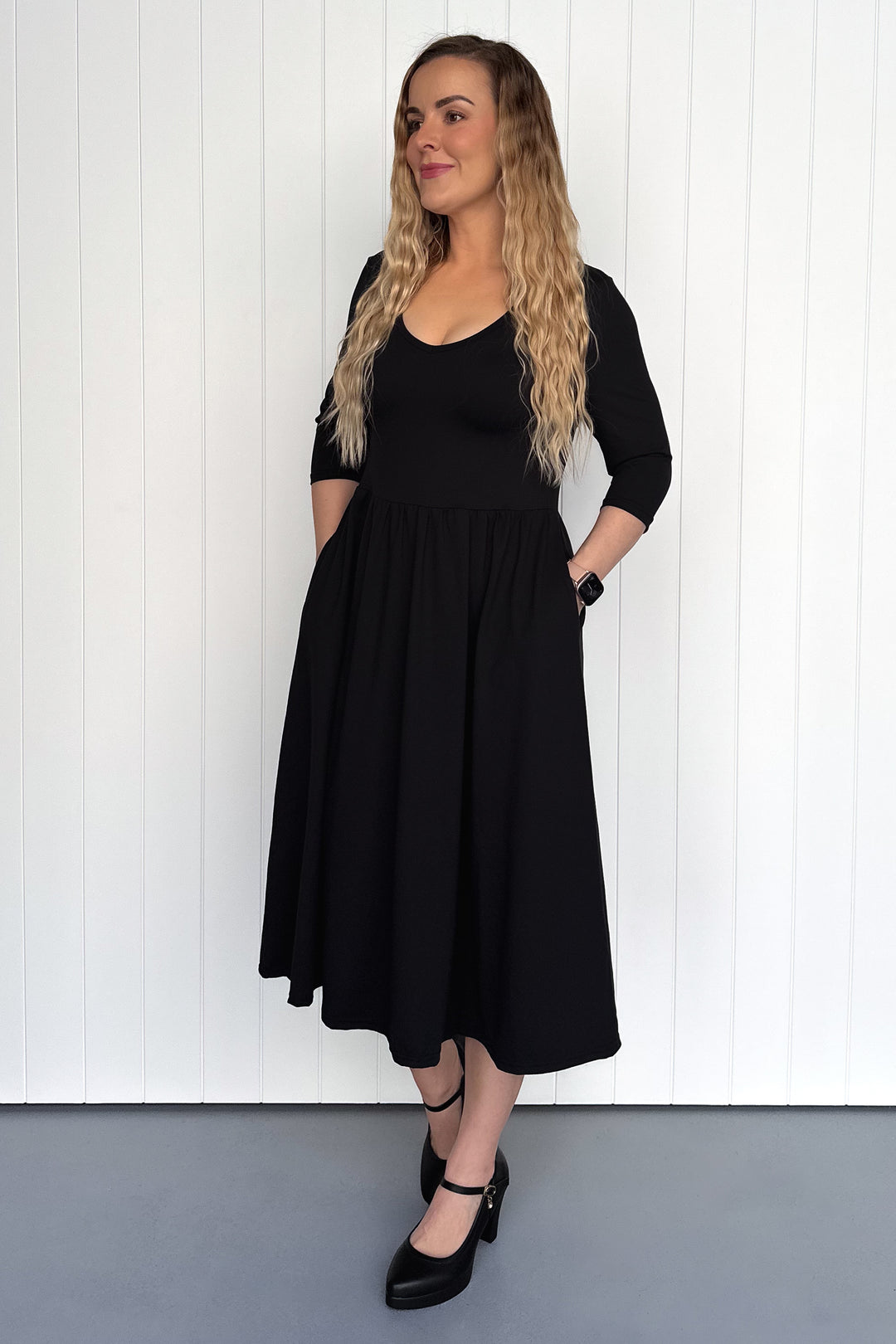Black - 3/4 Sleeve - Midi Dress - Pockets