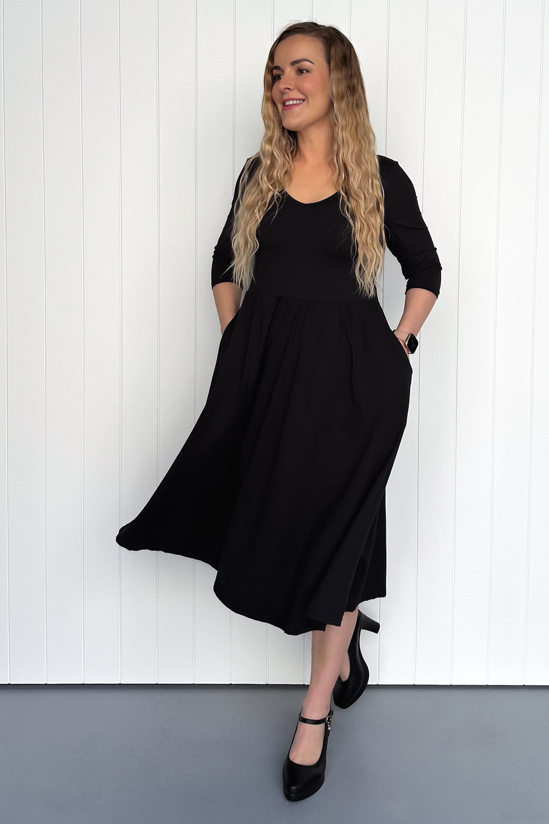 Black - 3/4 Sleeve - Midi Dress - Pockets