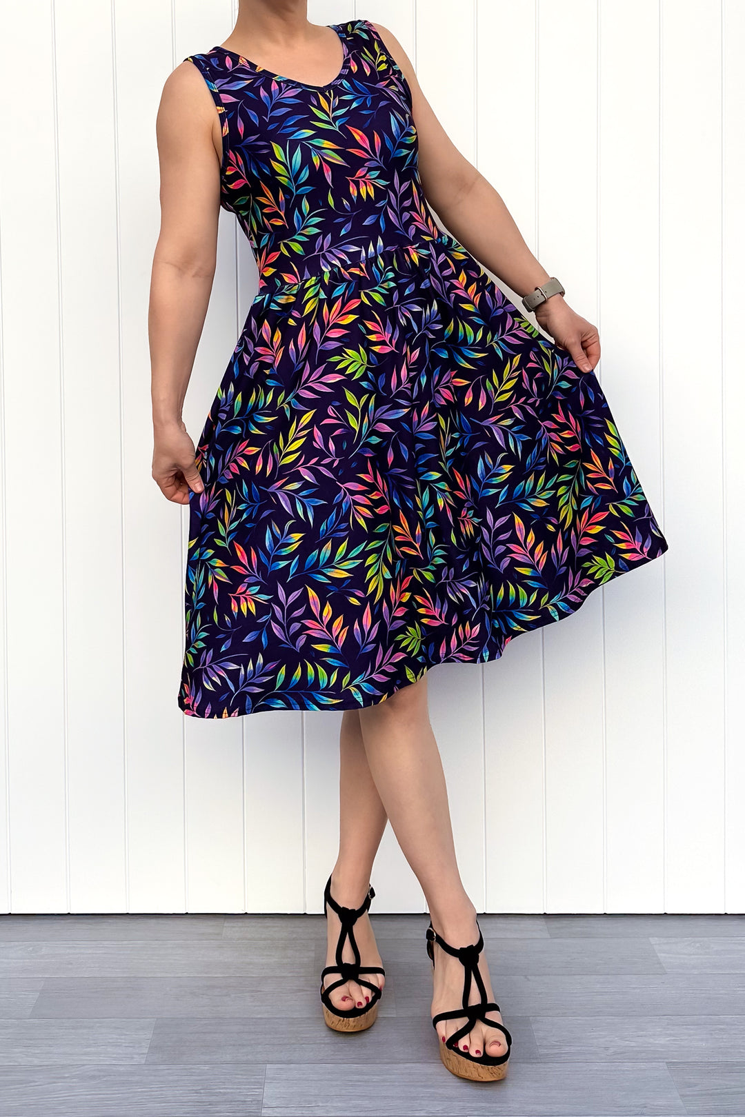 Glow Vine - Sleeveless Knee Length Dress - Side Pockets