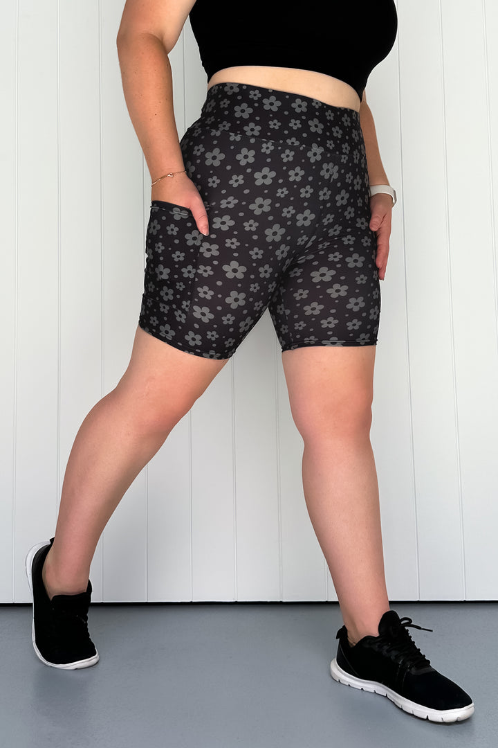 Black Daisy Confetti - Casual - Mid Shorts - Pockets