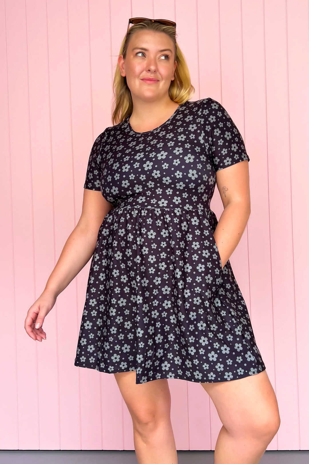Black Daisy Confetti - Mini Dress - Short Sleeve - Pockets