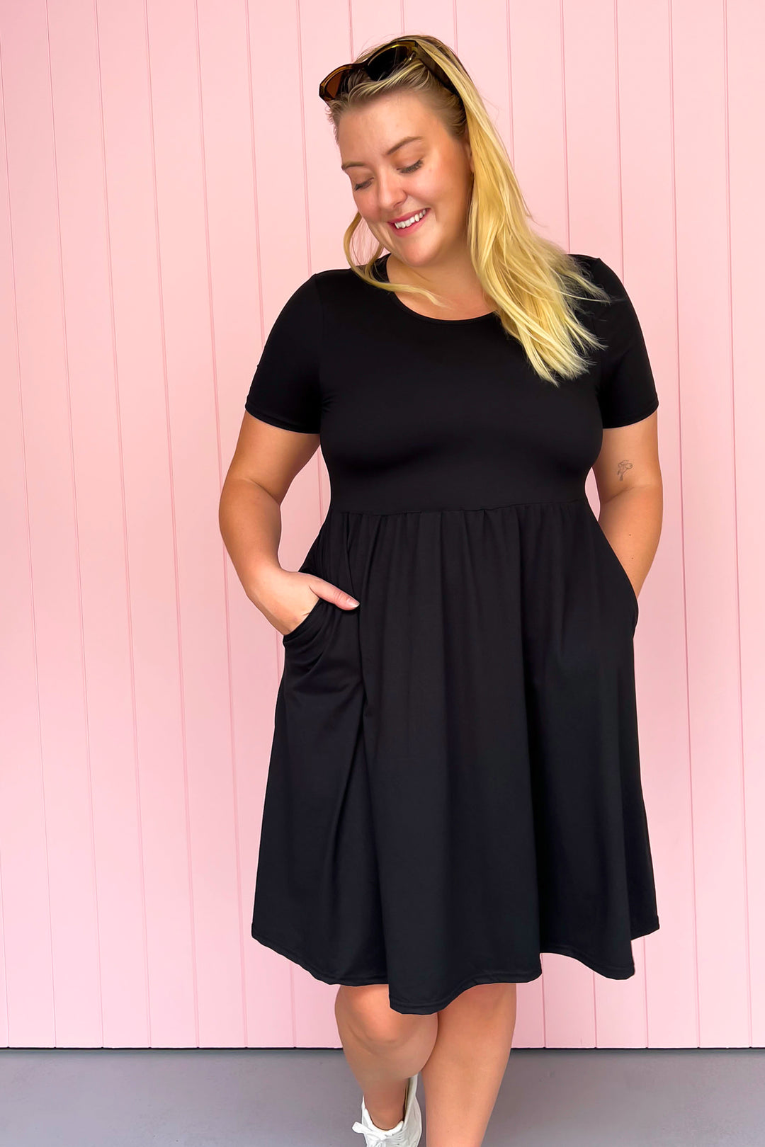 Black - Knee Length Dress - Short Sleeve - Pockets
