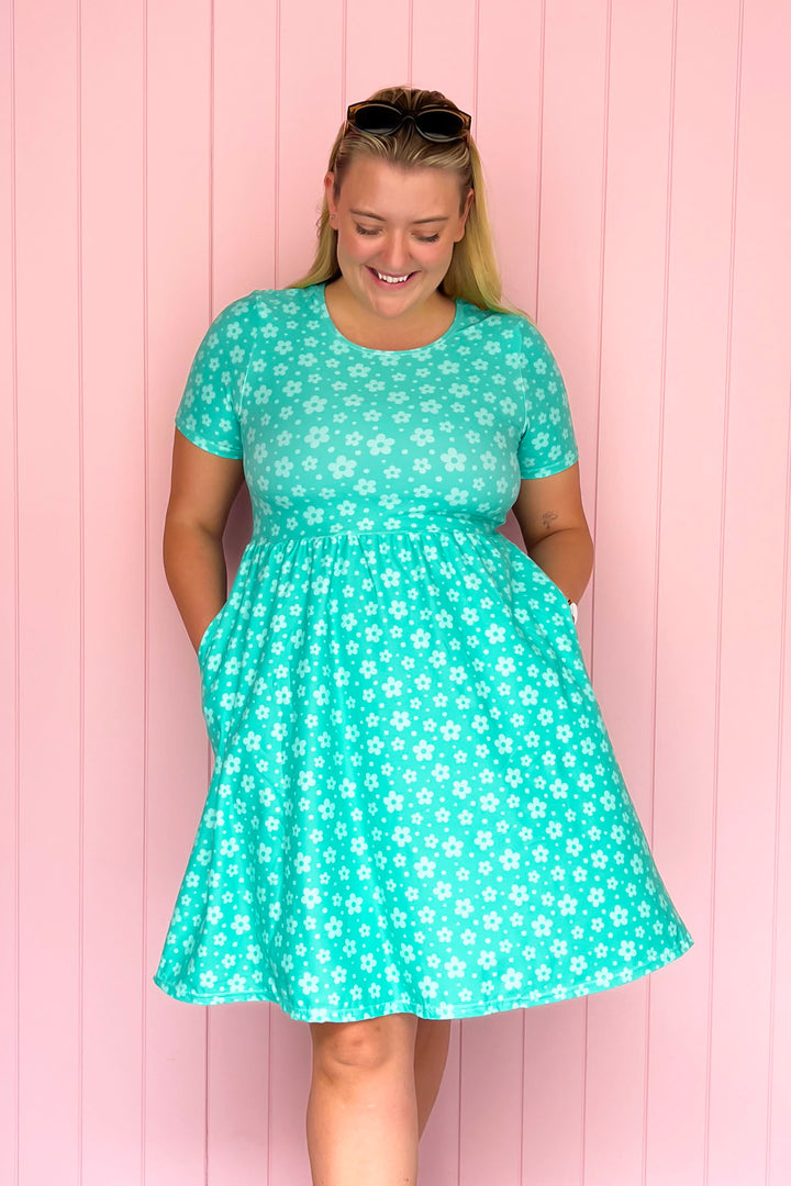 Turquoise Daisy Confetti - Knee Length Dress - Short Sleeve - Pockets